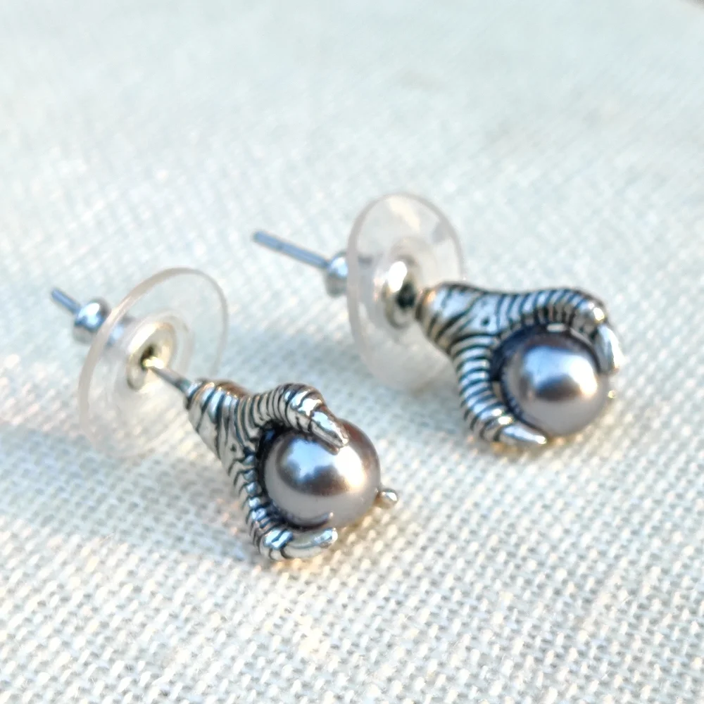 🐉 Vintage 90s dragon claw stud earrings